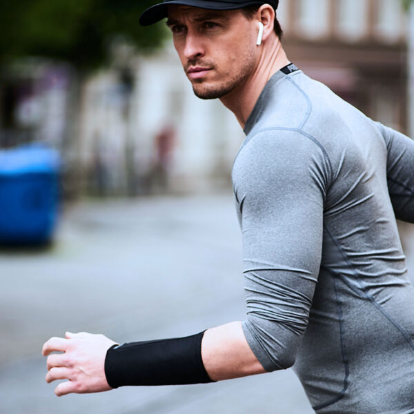 Sportlicher Mann trägt Armkühler von E.COOLINE