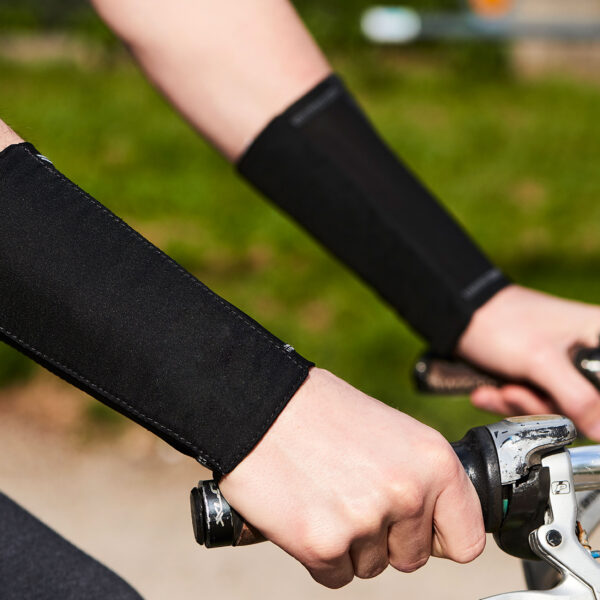 Arme am Fahrradlenker zeigen Armkühler von E.COOLINE