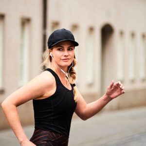 Joggerin trägt kühlendes Basecap von E.COOLINE in Farbe schwarz
