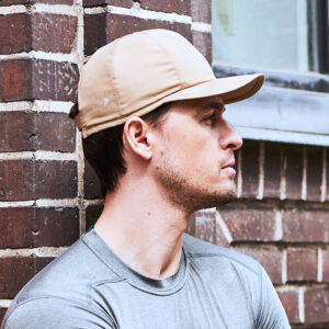 Mann trägt kühlendes Basecap von E.COOLINE in der Farbe sand