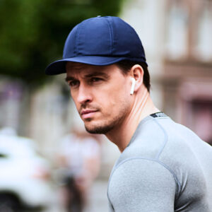 Sportlicher Mann trägt kühlende Basecap von E.COOLINE in Farbe blau