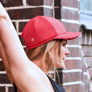 Sportliche Frau trägt kühlendes Basecap von E.COOLINE in Farbe blau