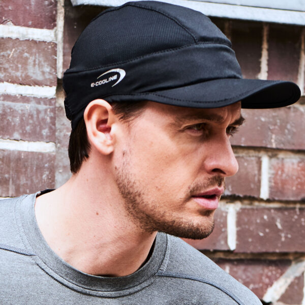 Mann trägt kühlendes Basecap light in schwarz von E.COOLINE