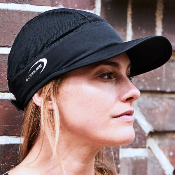 Frau trägt kühlendes Basecap light in schwarz von E.COOLINE