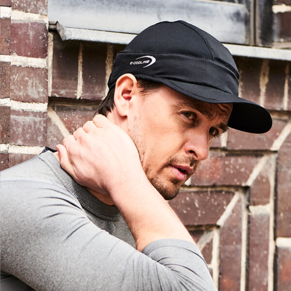 Mann trägt kühlendes Basecap light in schwarz von E.COOLINE