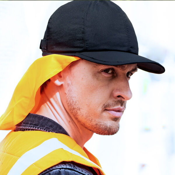 Mann trägt kühlendes Basecap mit Nackenschutz von E.COOLINE