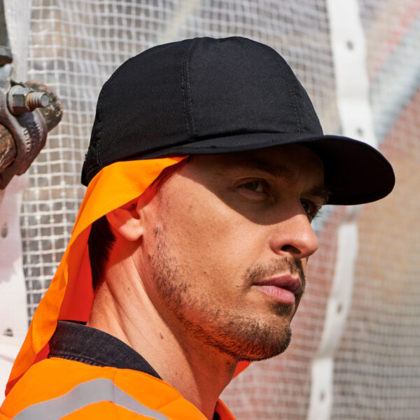 Mann trägt kühlendes Basecap mit Nackenschutz von E.COOLINE