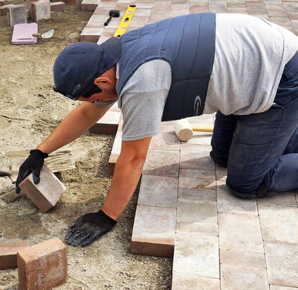 Handwerker trägt Kühlweste von E.COOLINE in Farbe blau