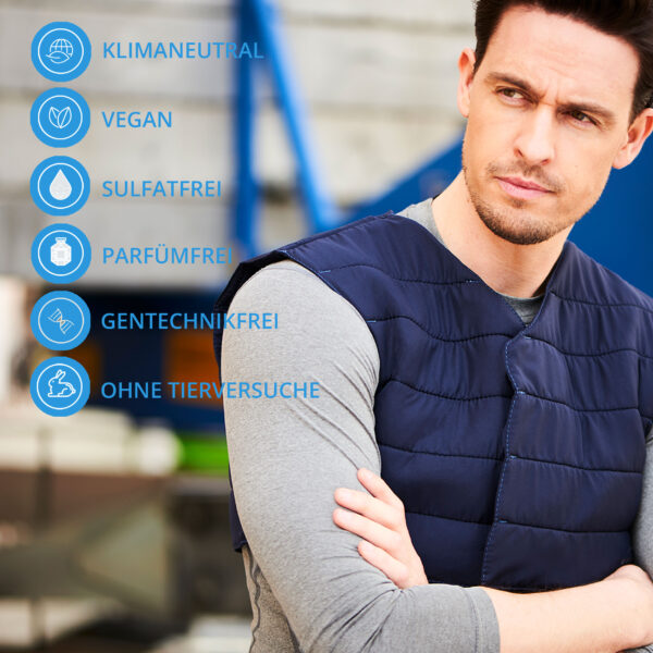 Aufzählung der Produktvorteile, Mann trägt Kühlweste vonE.COOLINE in Farbe blau