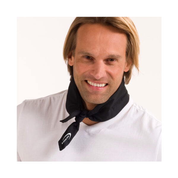 Sportlicher Mann trägt kühlendes Halstuch von E.COOLINE in Farbe schwarz
