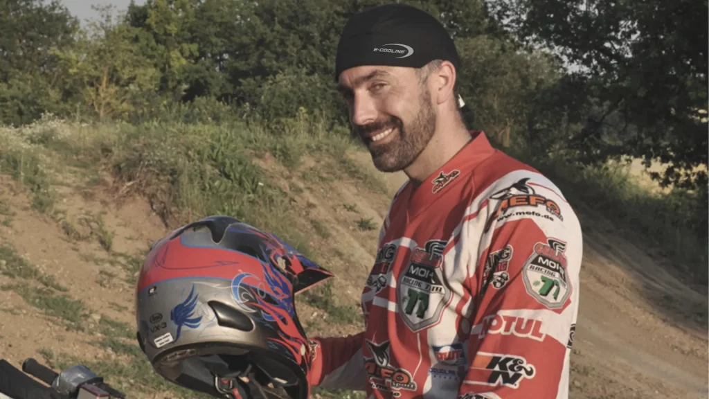Quadfahrer mit Motorradkleidung, Helm und E.COOLINE Powercool SX3 BandanaAIR