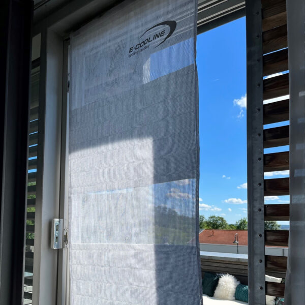Beschattung durch kühlende Vorhänge von E.COOLINE an Sonnentagen