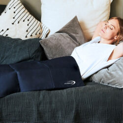 Repower-Kuehldecke-Ecooline-REpower-Kuehldecke-Medizinprodukt-Frau-mit-kuehlender-Decke-liegend-auf-dem-Sofa-1000x1000px.jpg Frau auf Sofa liegend mit Repower Kühldecke, blau